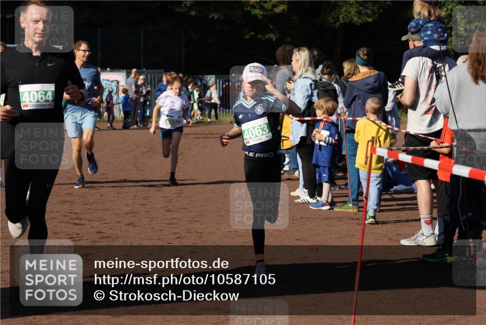 27.09.2026 - 35. Volkslauf durch das schöne Alstertal Strokosch-Dieckow http://msf.ph/oto/10587105 27.09.2026 10:54:34 Ziel 4032, 4033, 4063, 4064, 4145, 4209, 5002 meine-sportfotos.de