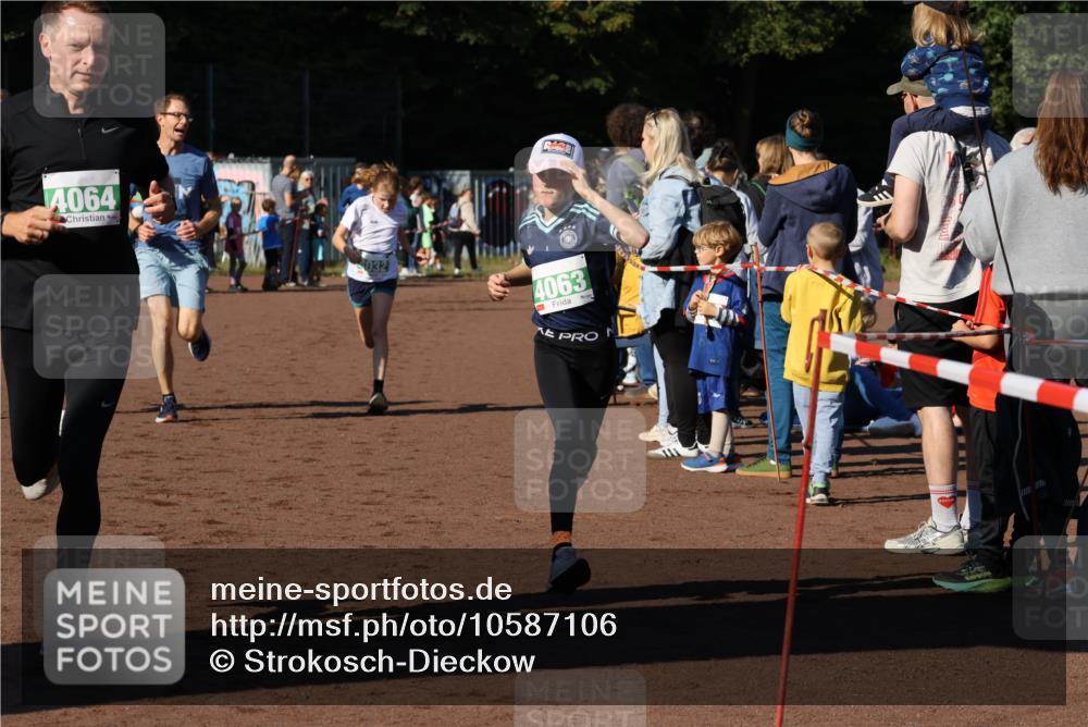 27.09.2026 - 35. Volkslauf durch das schöne Alstertal Strokosch-Dieckow http://msf.ph/oto/10587106 27.09.2026 10:54:34 Ziel 4032, 4033, 4063, 4064, 4145, 4209, 5002 meine-sportfotos.de