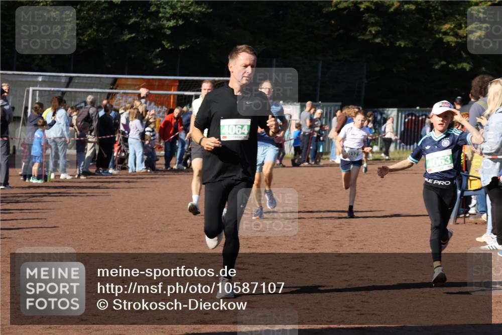 27.09.2026 - 35. Volkslauf durch das schöne Alstertal Strokosch-Dieckow http://msf.ph/oto/10587107 27.09.2026 10:54:34 Ziel 4032, 4033, 4063, 4064, 4145, 4209, 5002 meine-sportfotos.de