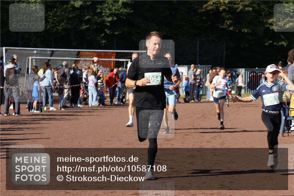 27.09.2026 - 35. Volkslauf durch das schöne Alstertal Strokosch-Dieckow http://msf.ph/oto/10587108 27.09.2026 10:54:34 Ziel 4032, 4033, 4063, 4064, 4145, 4209, 5002 meine-sportfotos.de