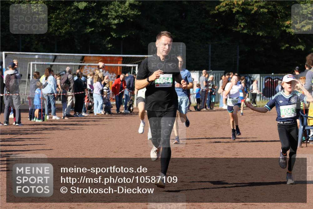 27.09.2026 - 35. Volkslauf durch das schöne Alstertal Strokosch-Dieckow http://msf.ph/oto/10587109 27.09.2026 10:54:34 Ziel 4032, 4033, 4063, 4064, 4145, 4209, 5002 meine-sportfotos.de