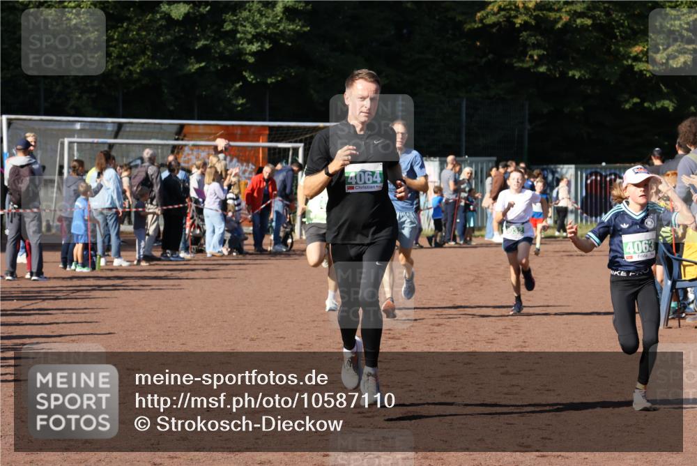 27.09.2026 - 35. Volkslauf durch das schöne Alstertal Strokosch-Dieckow http://msf.ph/oto/10587110 27.09.2026 10:54:33 Ziel 4032, 4033, 4063, 4064, 4145, 4209 meine-sportfotos.de