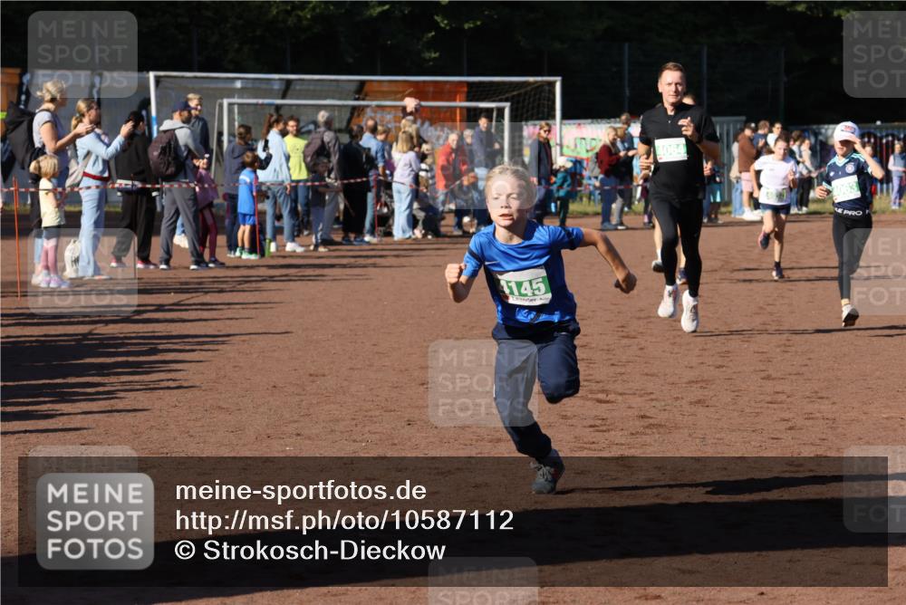 27.09.2026 - 35. Volkslauf durch das schöne Alstertal Strokosch-Dieckow http://msf.ph/oto/10587112 27.09.2026 10:54:32 Ziel 4032, 4033, 4063, 4064, 4145, 4209 meine-sportfotos.de