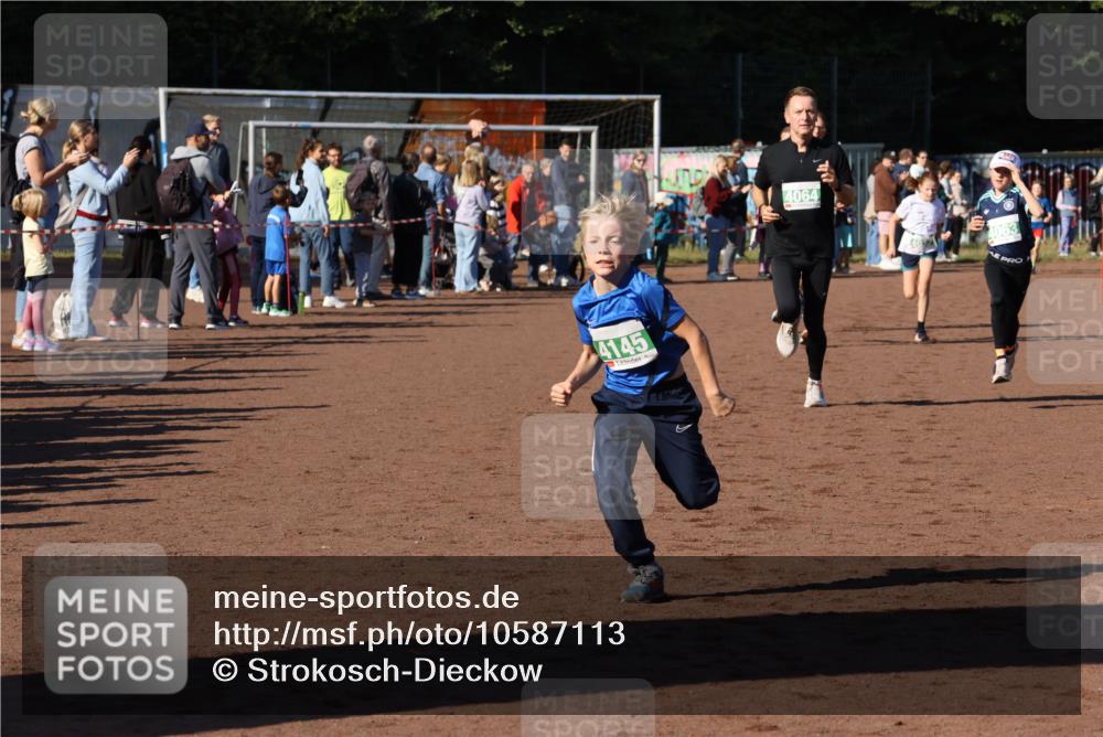 27.09.2026 - 35. Volkslauf durch das schöne Alstertal Strokosch-Dieckow http://msf.ph/oto/10587113 27.09.2026 10:54:32 Ziel 4032, 4033, 4063, 4064, 4145, 4209 meine-sportfotos.de