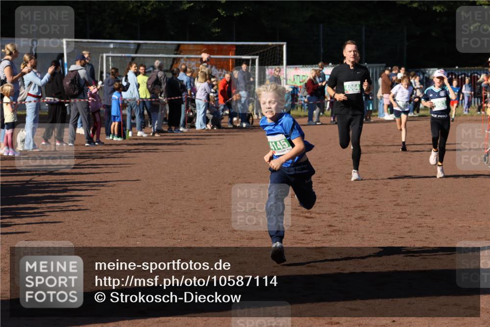 27.09.2026 - 35. Volkslauf durch das schöne Alstertal Strokosch-Dieckow http://msf.ph/oto/10587114 27.09.2026 10:54:32 Ziel 4032, 4033, 4063, 4064, 4145, 4209 meine-sportfotos.de