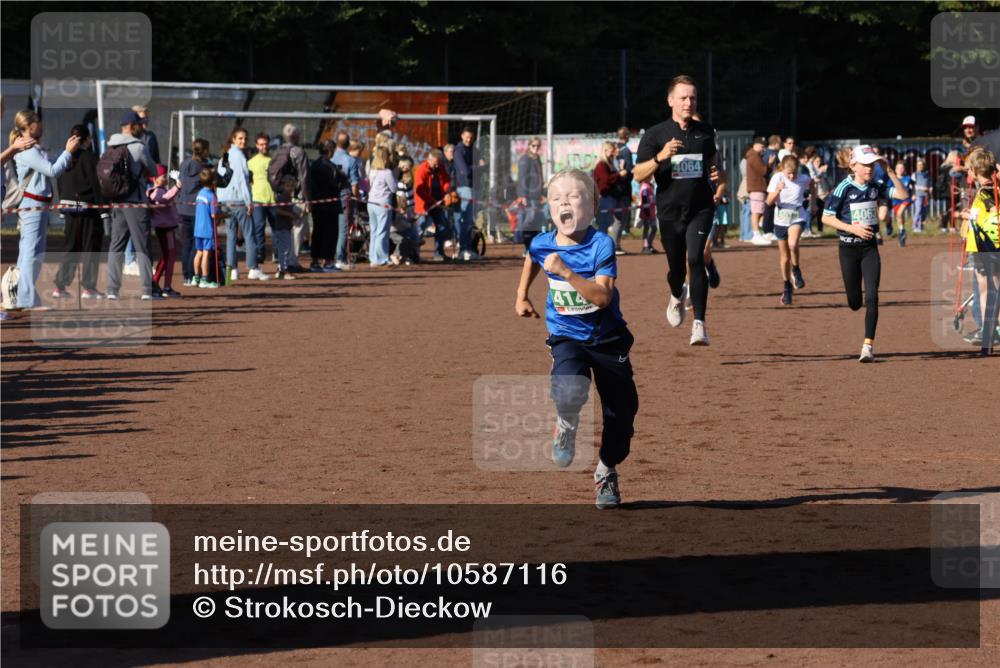 27.09.2026 - 35. Volkslauf durch das schöne Alstertal Strokosch-Dieckow http://msf.ph/oto/10587116 27.09.2026 10:54:31 Ziel 4032, 4033, 4063, 4064, 4145, 4209 meine-sportfotos.de