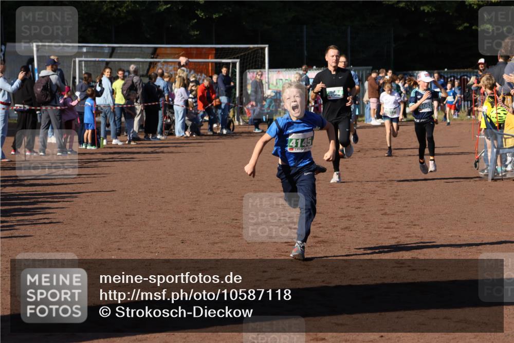 27.09.2026 - 35. Volkslauf durch das schöne Alstertal Strokosch-Dieckow http://msf.ph/oto/10587118 27.09.2026 10:54:31 Ziel 4032, 4033, 4063, 4064, 4145, 4209 meine-sportfotos.de