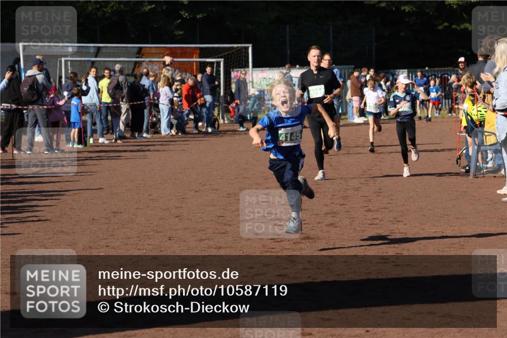27.09.2026 - 35. Volkslauf durch das schöne Alstertal Strokosch-Dieckow http://msf.ph/oto/10587119 27.09.2026 10:54:31 Ziel 4032, 4033, 4063, 4064, 4145, 4209 meine-sportfotos.de