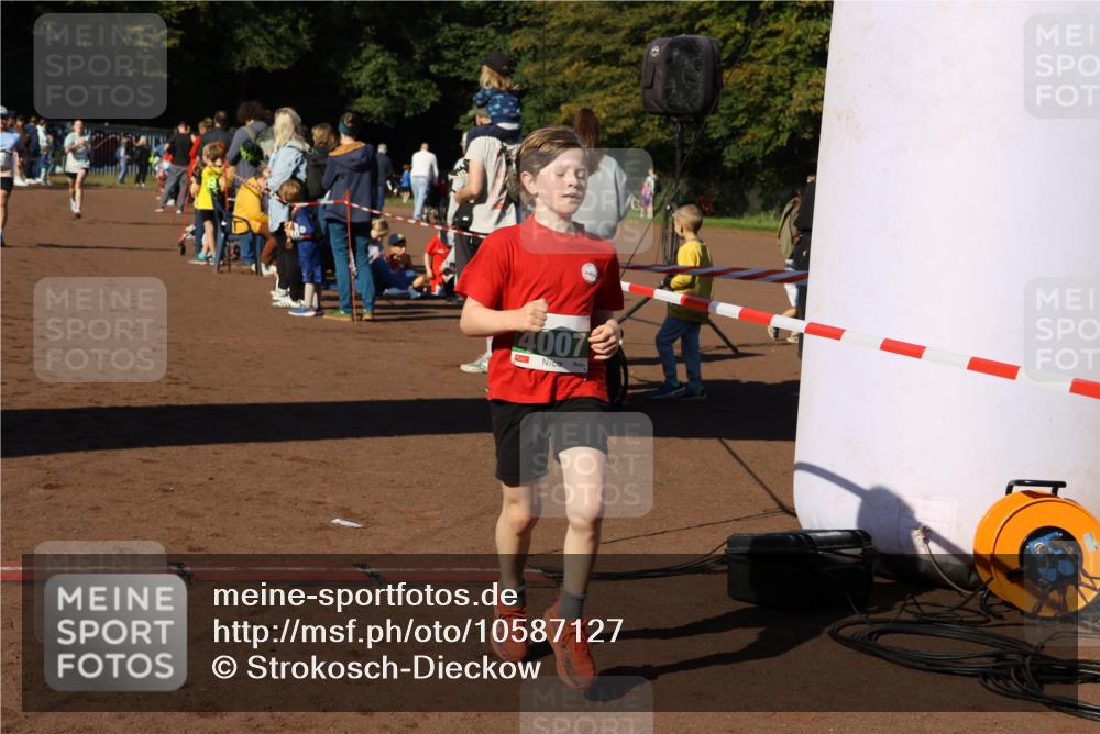 27.09.2026 - 35. Volkslauf durch das schöne Alstertal Strokosch-Dieckow http://msf.ph/oto/10587127 27.09.2026 10:54:19 Ziel 4000, 4007, 4139, 4174 meine-sportfotos.de