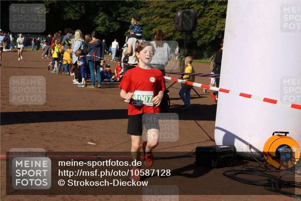 27.09.2026 - 35. Volkslauf durch das schöne Alstertal Strokosch-Dieckow http://msf.ph/oto/10587128 27.09.2026 10:54:19 Ziel 4000, 4007, 4139, 4174 meine-sportfotos.de