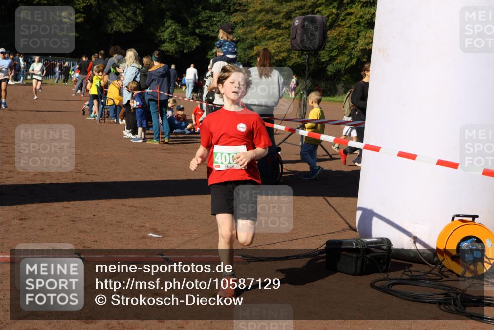 27.09.2026 - 35. Volkslauf durch das schöne Alstertal Strokosch-Dieckow http://msf.ph/oto/10587129 27.09.2026 10:54:19 Ziel 4000, 4007, 4139, 4174 meine-sportfotos.de