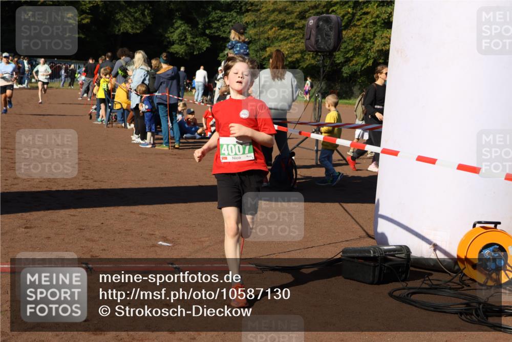 27.09.2026 - 35. Volkslauf durch das schöne Alstertal Strokosch-Dieckow http://msf.ph/oto/10587130 27.09.2026 10:54:19 Ziel 4000, 4007, 4139, 4174 meine-sportfotos.de