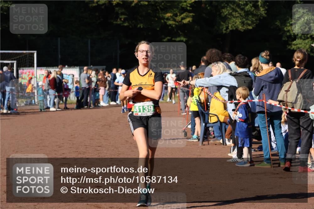 27.09.2026 - 35. Volkslauf durch das schöne Alstertal Strokosch-Dieckow http://msf.ph/oto/10587134 27.09.2026 10:54:15 Ziel 4000, 4007, 4139, 4164 meine-sportfotos.de