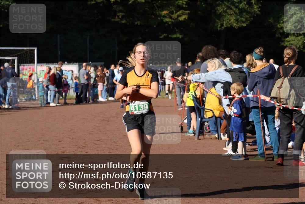 27.09.2026 - 35. Volkslauf durch das schöne Alstertal Strokosch-Dieckow http://msf.ph/oto/10587135 27.09.2026 10:54:15 Ziel 4000, 4007, 4139, 4164 meine-sportfotos.de