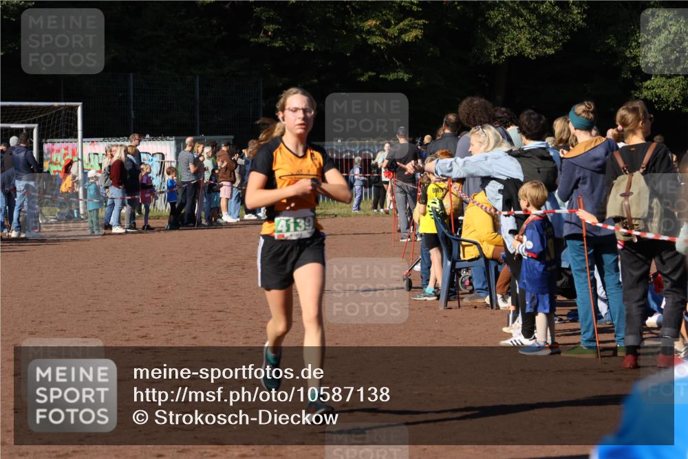 27.09.2026 - 35. Volkslauf durch das schöne Alstertal Strokosch-Dieckow http://msf.ph/oto/10587138 27.09.2026 10:54:14 Ziel 4007, 4139, 4164 meine-sportfotos.de