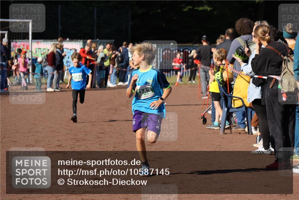 27.09.2026 - 35. Volkslauf durch das schöne Alstertal Strokosch-Dieckow http://msf.ph/oto/10587145 27.09.2026 10:54:08 Ziel 4139, 4164, 4243 meine-sportfotos.de