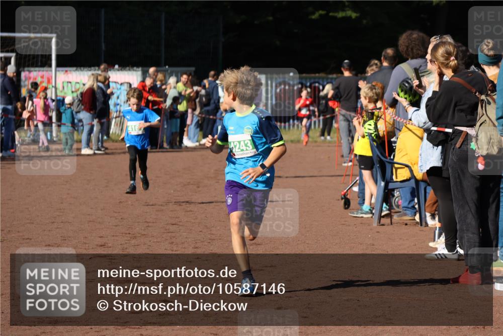 27.09.2026 - 35. Volkslauf durch das schöne Alstertal Strokosch-Dieckow http://msf.ph/oto/10587146 27.09.2026 10:54:08 Ziel 4139, 4164, 4243 meine-sportfotos.de
