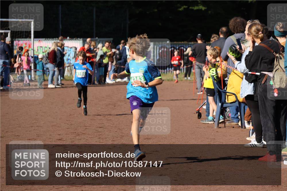 27.09.2026 - 35. Volkslauf durch das schöne Alstertal Strokosch-Dieckow http://msf.ph/oto/10587147 27.09.2026 10:54:08 Ziel 4139, 4164, 4243 meine-sportfotos.de