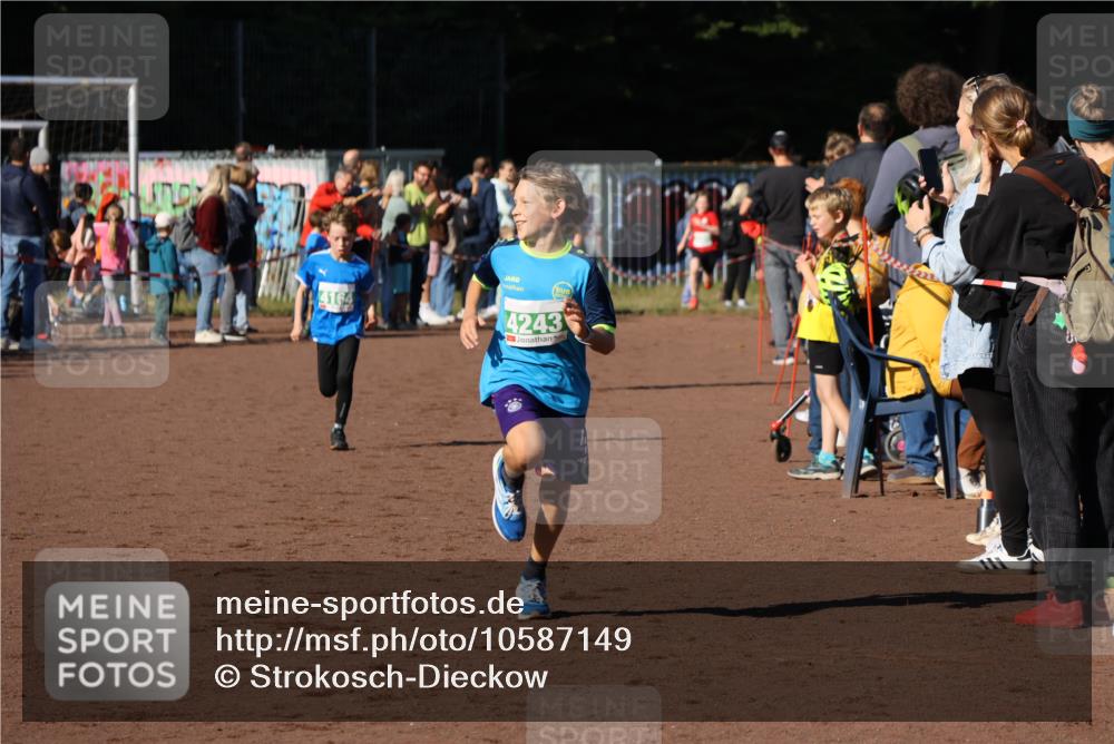 27.09.2026 - 35. Volkslauf durch das schöne Alstertal Strokosch-Dieckow http://msf.ph/oto/10587149 27.09.2026 10:54:07 Ziel 4139, 4164, 4243 meine-sportfotos.de