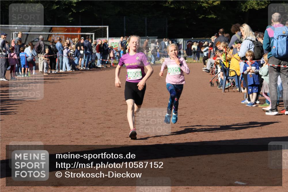 27.09.2026 - 35. Volkslauf durch das schöne Alstertal Strokosch-Dieckow http://msf.ph/oto/10587152 27.09.2026 10:53:48 Ziel 4006, 4025 meine-sportfotos.de