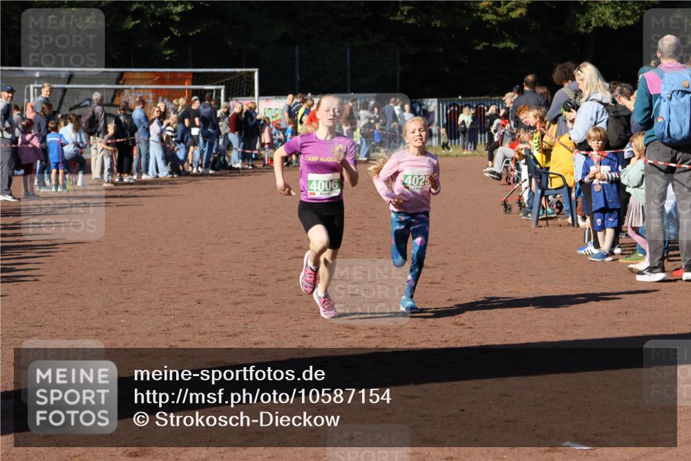 27.09.2026 - 35. Volkslauf durch das schöne Alstertal Strokosch-Dieckow http://msf.ph/oto/10587154 27.09.2026 10:53:48 Ziel 4006, 4025 meine-sportfotos.de