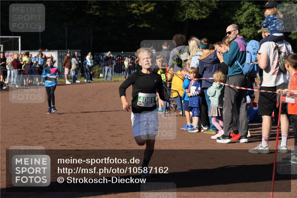 27.09.2026 - 35. Volkslauf durch das schöne Alstertal Strokosch-Dieckow http://msf.ph/oto/10587162 27.09.2026 10:53:34 Ziel 4061, 4104, 4105, 4228 meine-sportfotos.de