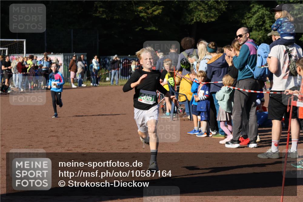 27.09.2026 - 35. Volkslauf durch das schöne Alstertal Strokosch-Dieckow http://msf.ph/oto/10587164 27.09.2026 10:53:34 Ziel 4061, 4104, 4105, 4228 meine-sportfotos.de