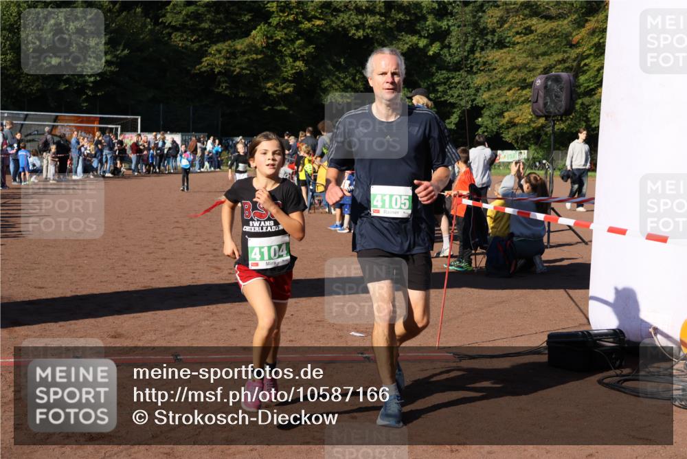 27.09.2026 - 35. Volkslauf durch das schöne Alstertal Strokosch-Dieckow http://msf.ph/oto/10587166 27.09.2026 10:53:32 Ziel 4061, 4083, 4104, 4105, 4228 meine-sportfotos.de
