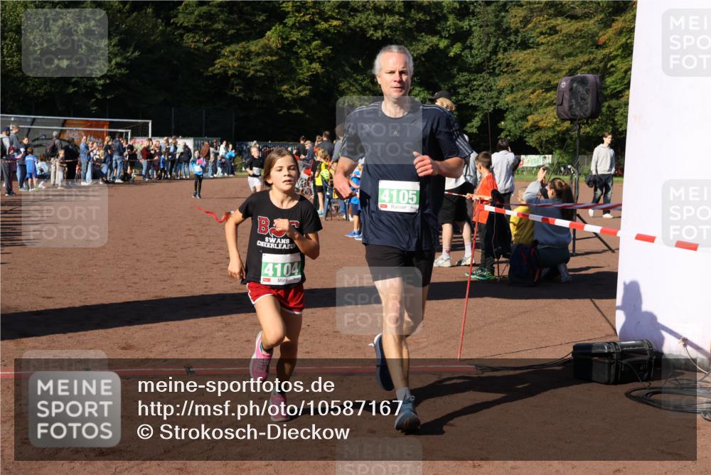 27.09.2026 - 35. Volkslauf durch das schöne Alstertal Strokosch-Dieckow http://msf.ph/oto/10587167 27.09.2026 10:53:31 Ziel 4061, 4083, 4104, 4105, 4228, 4957 meine-sportfotos.de