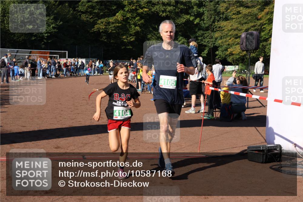 27.09.2026 - 35. Volkslauf durch das schöne Alstertal Strokosch-Dieckow http://msf.ph/oto/10587168 27.09.2026 10:53:31 Ziel 4061, 4083, 4104, 4105, 4228, 4957 meine-sportfotos.de
