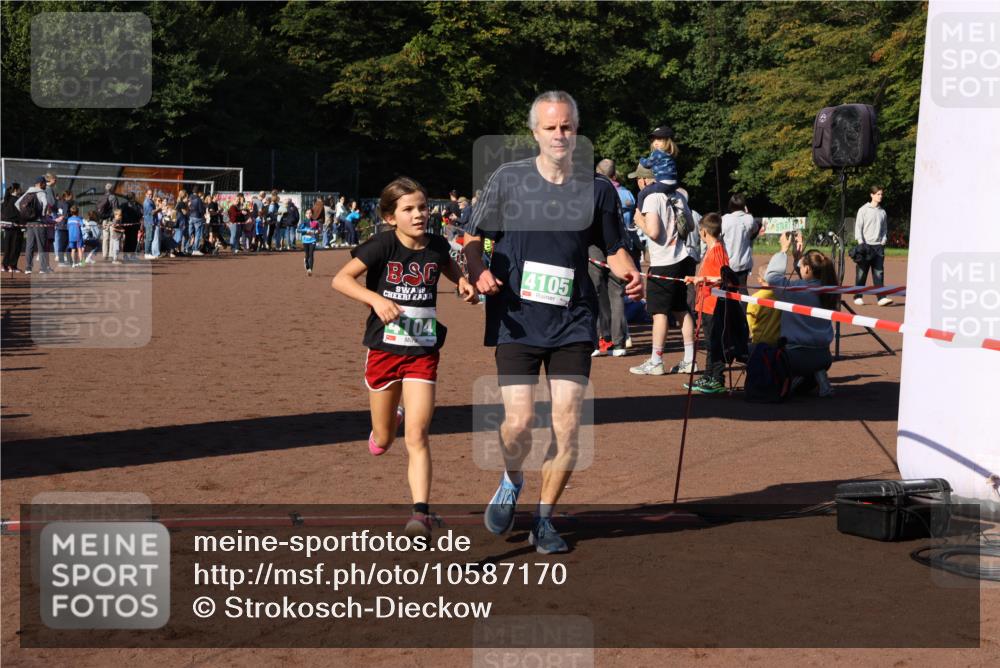 27.09.2026 - 35. Volkslauf durch das schöne Alstertal Strokosch-Dieckow http://msf.ph/oto/10587170 27.09.2026 10:53:31 Ziel 4061, 4083, 4104, 4105, 4228, 4957 meine-sportfotos.de