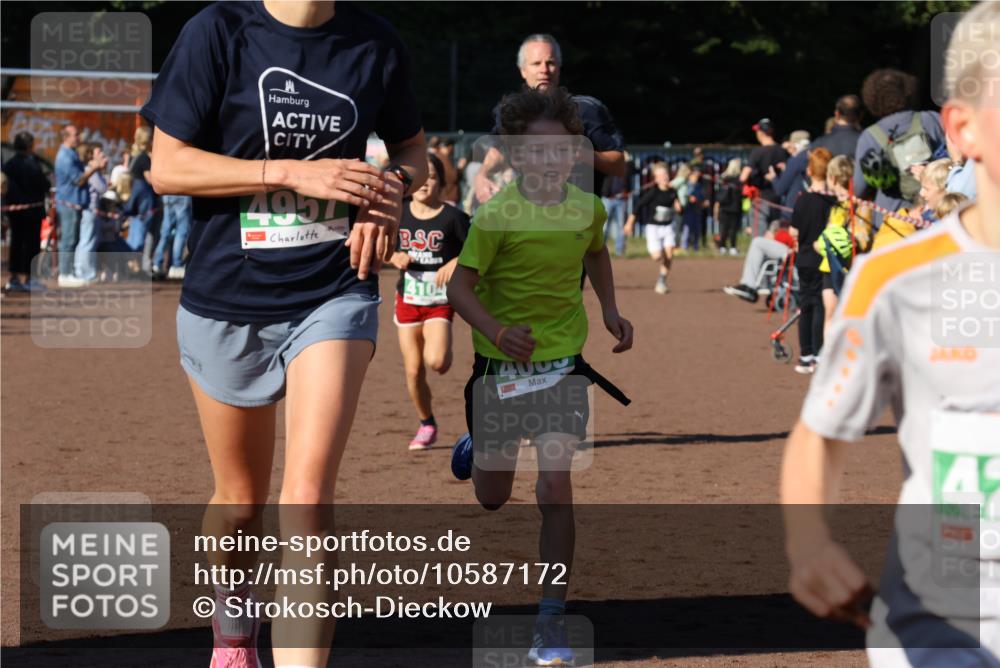 27.09.2026 - 35. Volkslauf durch das schöne Alstertal Strokosch-Dieckow http://msf.ph/oto/10587172 27.09.2026 10:53:28 Ziel 4061, 4083, 4104, 4105, 4201, 4957 meine-sportfotos.de