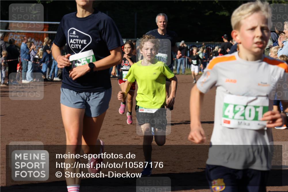 27.09.2026 - 35. Volkslauf durch das schöne Alstertal Strokosch-Dieckow http://msf.ph/oto/10587176 27.09.2026 10:53:28 Ziel 4061, 4083, 4104, 4105, 4201, 4957 meine-sportfotos.de
