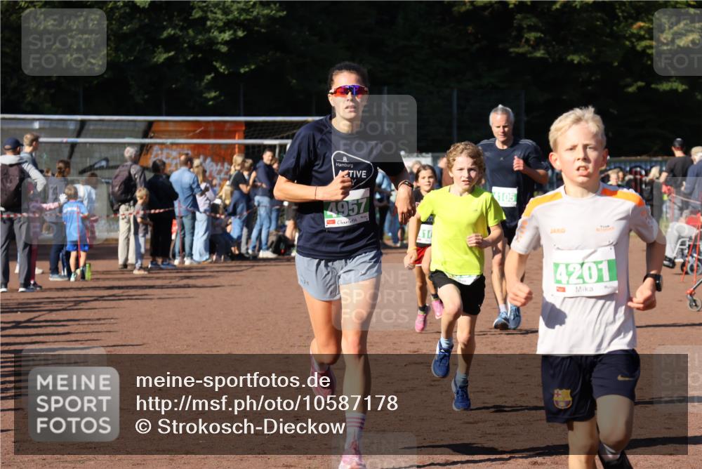 27.09.2026 - 35. Volkslauf durch das schöne Alstertal Strokosch-Dieckow http://msf.ph/oto/10587178 27.09.2026 10:53:27 Ziel 4061, 4083, 4104, 4105, 4201, 4957 meine-sportfotos.de
