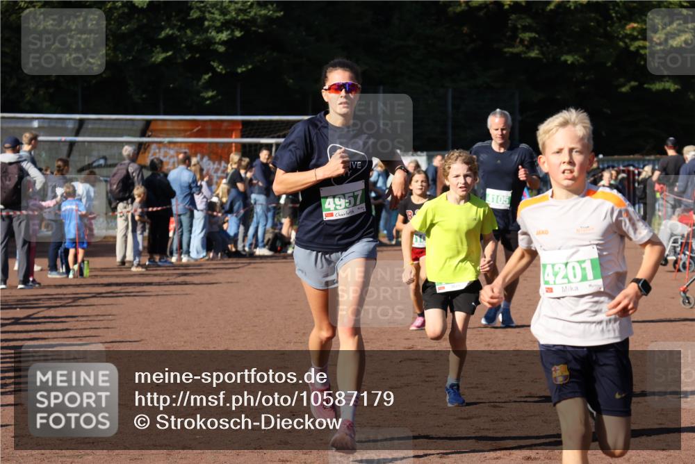 27.09.2026 - 35. Volkslauf durch das schöne Alstertal Strokosch-Dieckow http://msf.ph/oto/10587179 27.09.2026 10:53:27 Ziel 4061, 4083, 4104, 4105, 4201, 4957 meine-sportfotos.de
