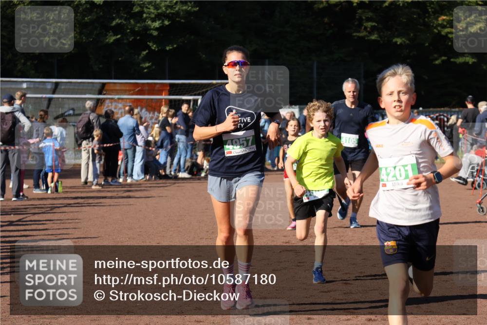 27.09.2026 - 35. Volkslauf durch das schöne Alstertal Strokosch-Dieckow http://msf.ph/oto/10587180 27.09.2026 10:53:27 Ziel 4061, 4083, 4104, 4105, 4201, 4957 meine-sportfotos.de