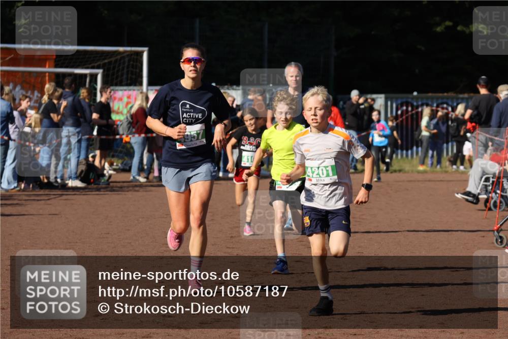 27.09.2026 - 35. Volkslauf durch das schöne Alstertal Strokosch-Dieckow http://msf.ph/oto/10587187 27.09.2026 10:53:25 Ziel 4083, 4104, 4105, 4201, 4957 meine-sportfotos.de
