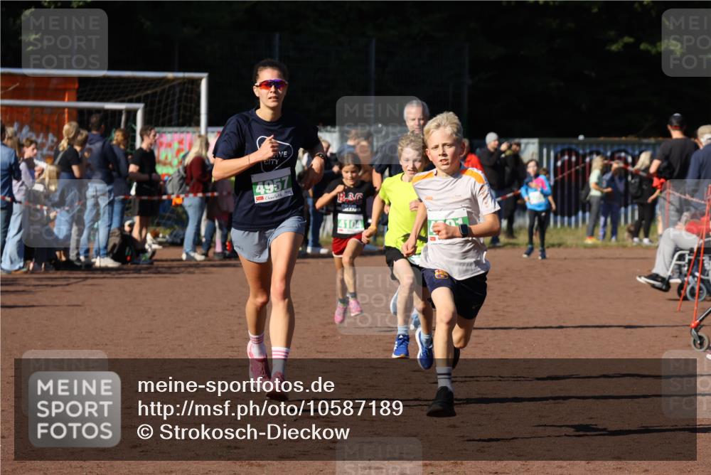 27.09.2026 - 35. Volkslauf durch das schöne Alstertal Strokosch-Dieckow http://msf.ph/oto/10587189 27.09.2026 10:53:25 Ziel 4083, 4104, 4105, 4201, 4957 meine-sportfotos.de
