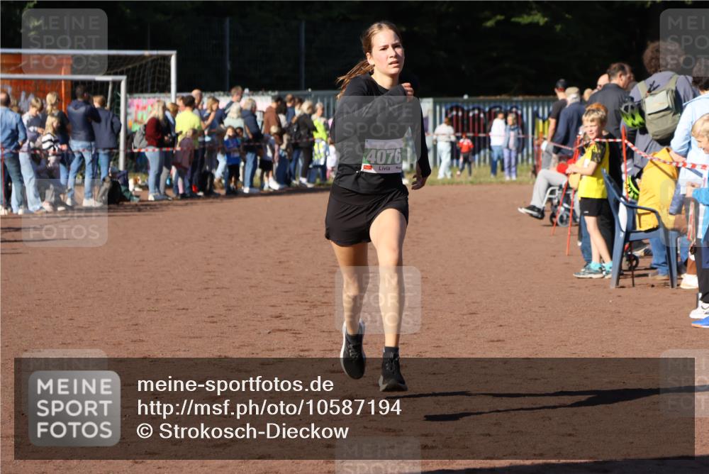 27.09.2026 - 35. Volkslauf durch das schöne Alstertal Strokosch-Dieckow http://msf.ph/oto/10587194 27.09.2026 10:52:59 Ziel 4076 meine-sportfotos.de