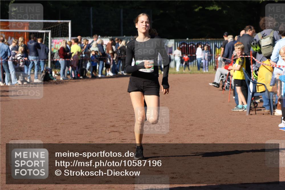 27.09.2026 - 35. Volkslauf durch das schöne Alstertal Strokosch-Dieckow http://msf.ph/oto/10587196 27.09.2026 10:52:59 Ziel 4076 meine-sportfotos.de
