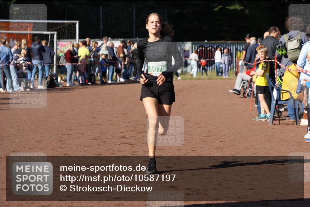 27.09.2026 - 35. Volkslauf durch das schöne Alstertal Strokosch-Dieckow http://msf.ph/oto/10587197 27.09.2026 10:52:59 Ziel 4076 meine-sportfotos.de