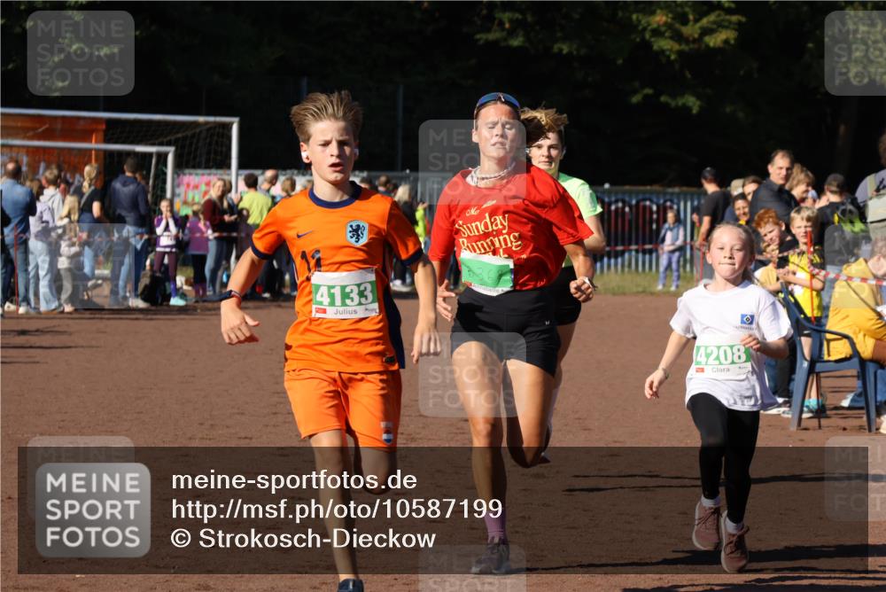 27.09.2026 - 35. Volkslauf durch das schöne Alstertal Strokosch-Dieckow http://msf.ph/oto/10587199 27.09.2026 10:52:45 Ziel 3368, 4133, 4208, 4229 meine-sportfotos.de