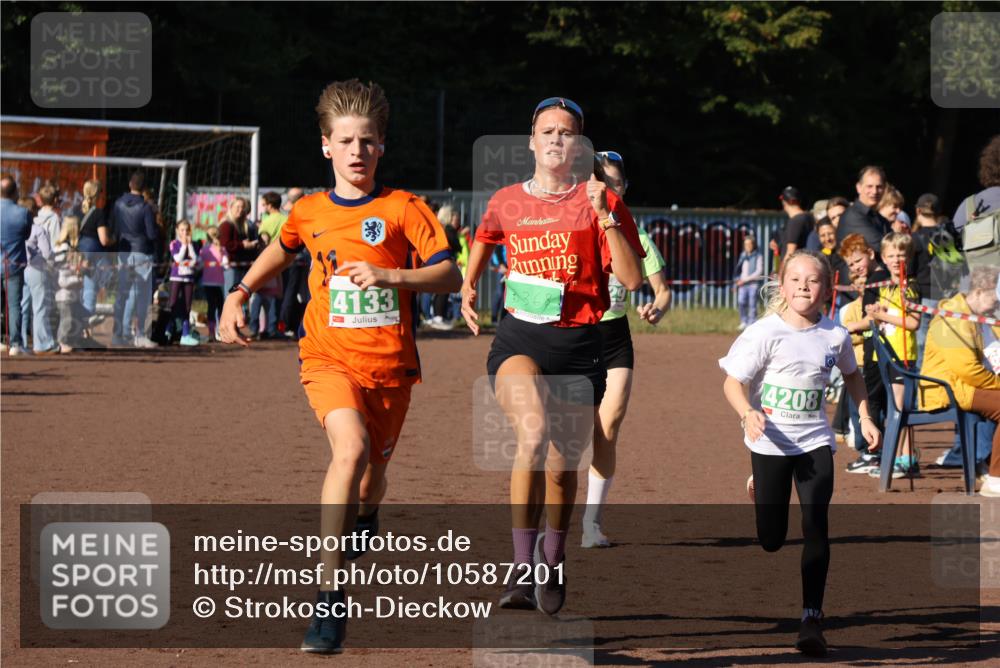 27.09.2026 - 35. Volkslauf durch das schöne Alstertal Strokosch-Dieckow http://msf.ph/oto/10587201 27.09.2026 10:52:45 Ziel 3368, 4133, 4208, 4229 meine-sportfotos.de
