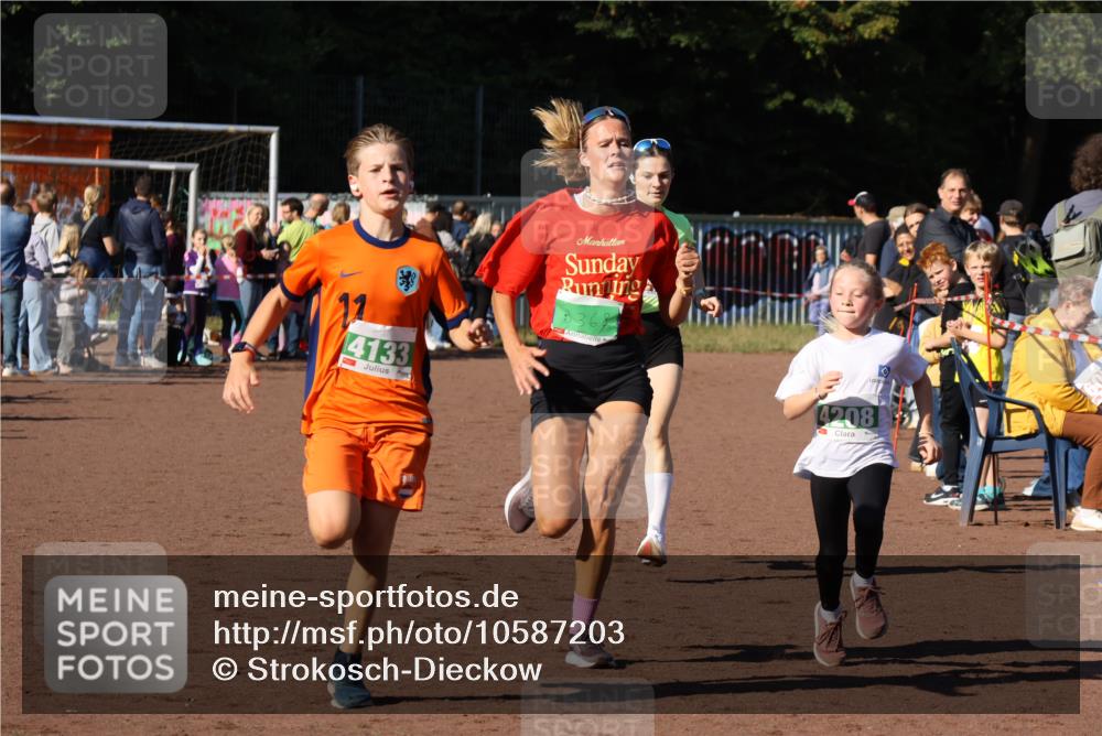 27.09.2026 - 35. Volkslauf durch das schöne Alstertal Strokosch-Dieckow http://msf.ph/oto/10587203 27.09.2026 10:52:45 Ziel 3368, 4133, 4208, 4229 meine-sportfotos.de