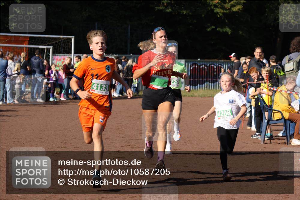27.09.2026 - 35. Volkslauf durch das schöne Alstertal Strokosch-Dieckow http://msf.ph/oto/10587205 27.09.2026 10:52:45 Ziel 3368, 4133, 4208, 4229 meine-sportfotos.de