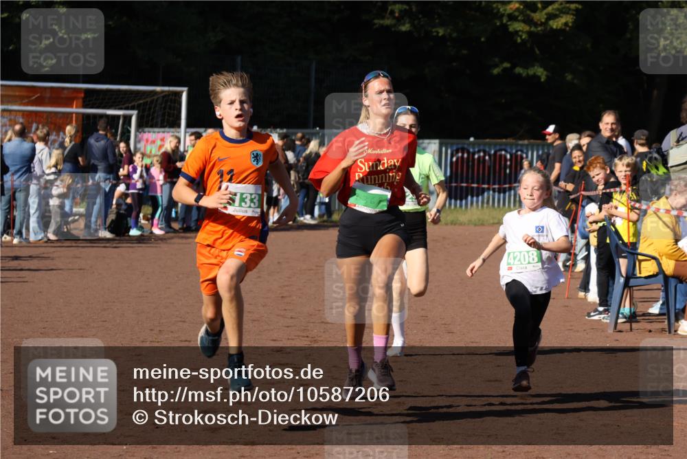 27.09.2026 - 35. Volkslauf durch das schöne Alstertal Strokosch-Dieckow http://msf.ph/oto/10587206 27.09.2026 10:52:45 Ziel 3368, 4133, 4208, 4229 meine-sportfotos.de