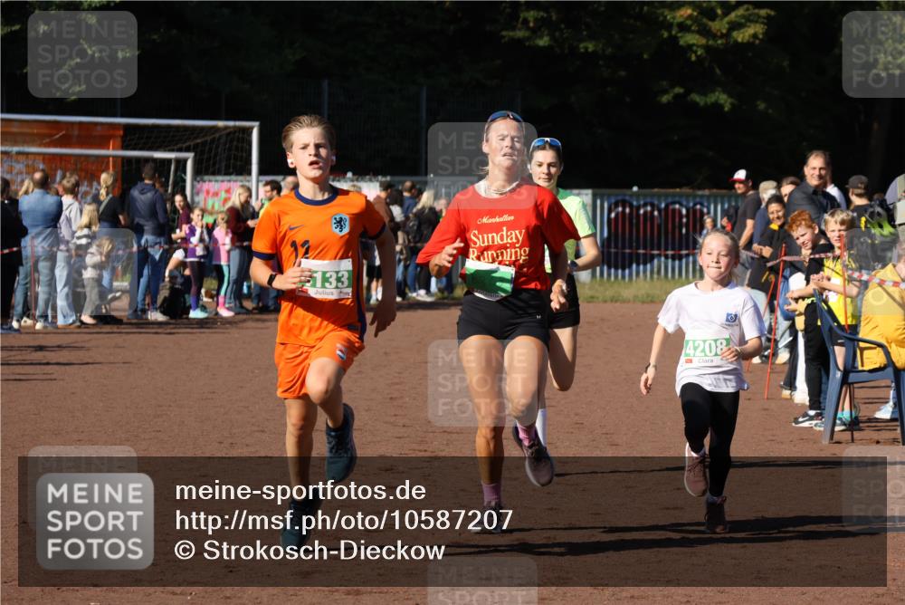 27.09.2026 - 35. Volkslauf durch das schöne Alstertal Strokosch-Dieckow http://msf.ph/oto/10587207 27.09.2026 10:52:45 Ziel 3368, 4133, 4208, 4229 meine-sportfotos.de