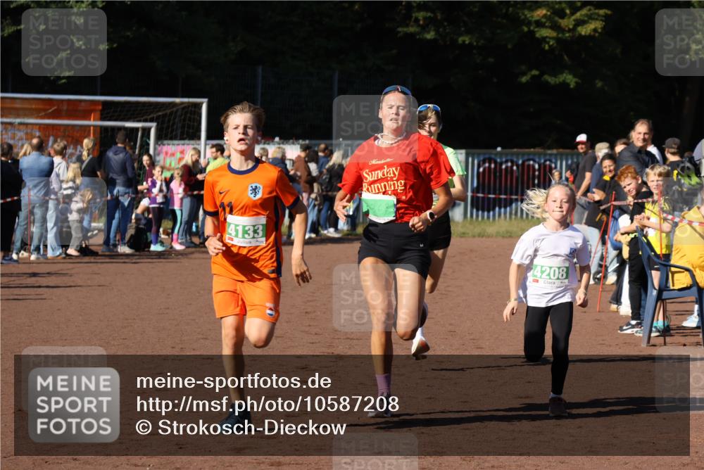 27.09.2026 - 35. Volkslauf durch das schöne Alstertal Strokosch-Dieckow http://msf.ph/oto/10587208 27.09.2026 10:52:45 Ziel 3368, 4133, 4208, 4229 meine-sportfotos.de
