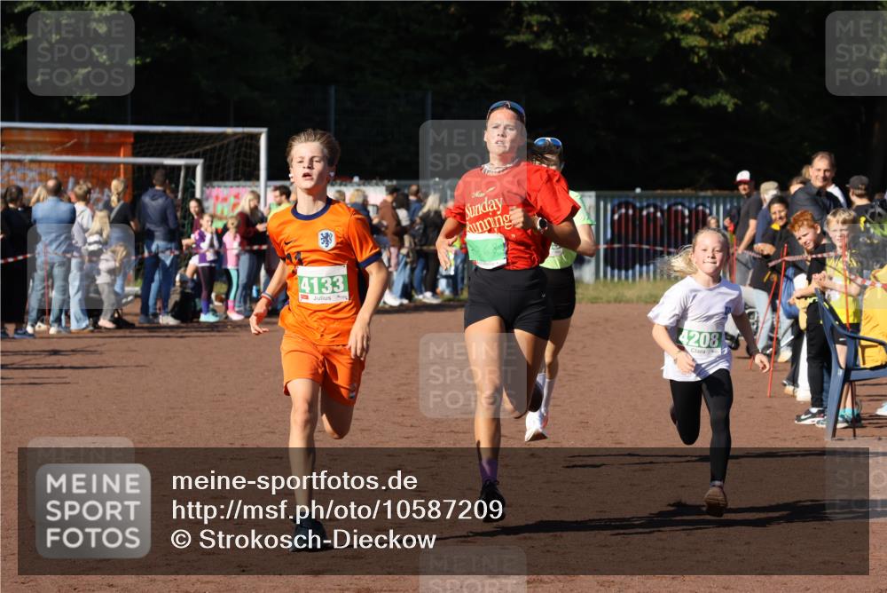 27.09.2026 - 35. Volkslauf durch das schöne Alstertal Strokosch-Dieckow http://msf.ph/oto/10587209 27.09.2026 10:52:45 Ziel 3368, 4133, 4208, 4229 meine-sportfotos.de