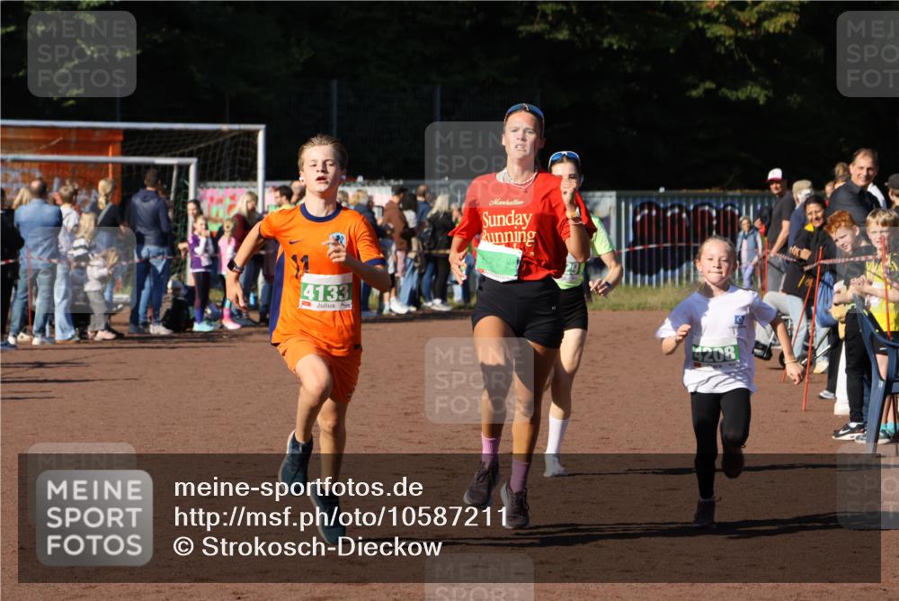 27.09.2026 - 35. Volkslauf durch das schöne Alstertal Strokosch-Dieckow http://msf.ph/oto/10587211 27.09.2026 10:52:45 Ziel 3368, 4133, 4208, 4229 meine-sportfotos.de